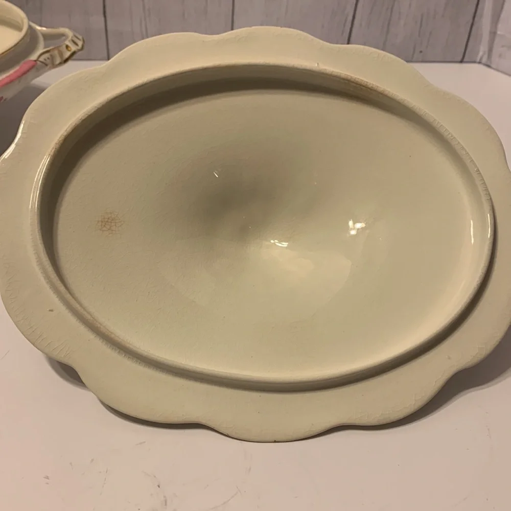 Covered serving dish. - Picture 11 of 15